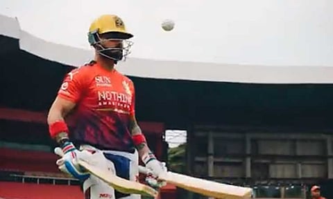 பெங்களூரு மைதானத்தில் பயிற்சியில் விராட் கோலி...வீடியோ