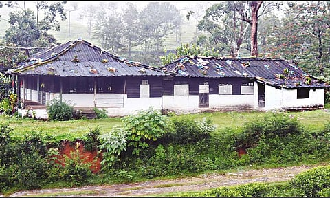 மாஞ்சோலை ஊத்து பகுதியில் 10 ஓட்டுகளுக்காக வாக்குச்சாவடி மையம் அமைப்பு