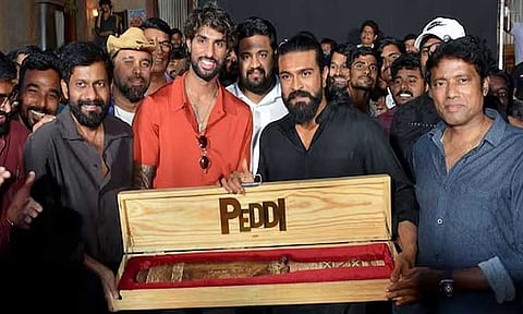 திலக் வர்மாவுக்கு 'பேட்'பரிசாக வழங்கிய ராம் சரண்