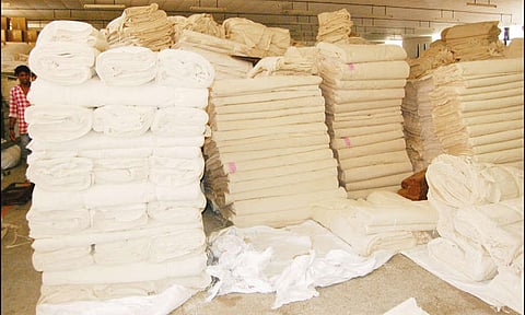 வளைகுடா போர் எதிரொலி: திருப்பூரில் ரூ.100 கோடி காடா ஜவுளி துணிகள் தேக்கம்