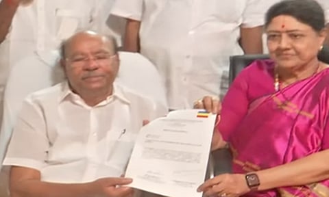 சட்டமன்ற தேர்தலில் ராமதாஸ்-சசிகலா கூட்டணி அமைத்து போட்டியிடுவதாக அறிவிப்பு  