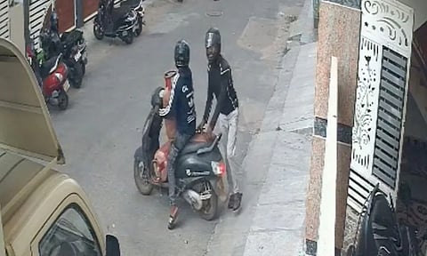 பெங்களூருவில் வீடு புகுந்து சிலிண்டர் திருட்டு - போலீஸ் விசாரணை 