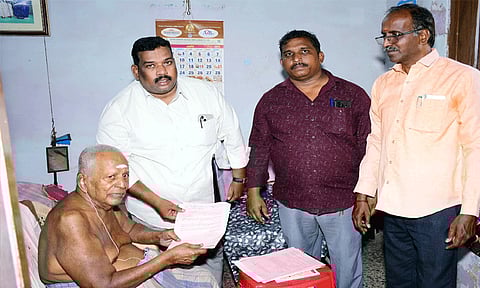 சென்னையில் முதியோர், மாற்றுத்திறனாளிகளுக்கு தபால் வாக்கு விண்ணப்பப் படிவம் விநியோகம்
