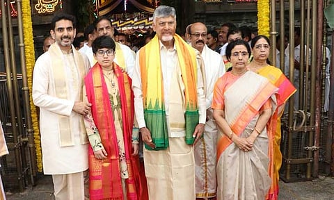 திருப்பதி ஏழுமலையான் கோவிலில் முதல்-மந்திரி சந்திரபாபு நாயுடு சாமி தரிசனம்
