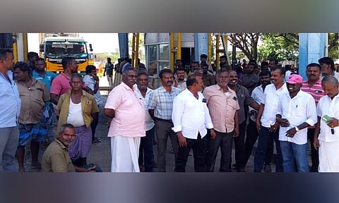 புதூர்பாண்டியாபுரம் சுங்கச்சாவடியில் திடீர் கட்டண உயர்வு: லாரி உரிமையாளர்கள் சாலை மறியல்