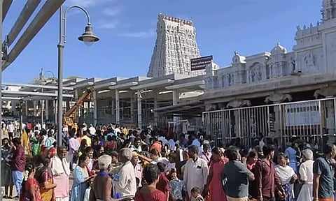 விடுமுறை தினம்: திருச்செந்தூரில் குவிந்த பக்தர்கள்.. நீண்ட நேரம் காத்திருந்து தரிசனம்
