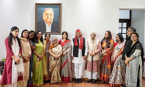 பெண்களுக்கு ரூ.18,000 நிதியுதவி: அகிலேஷ் யாதவின் அதிரடி வாக்குறுதி