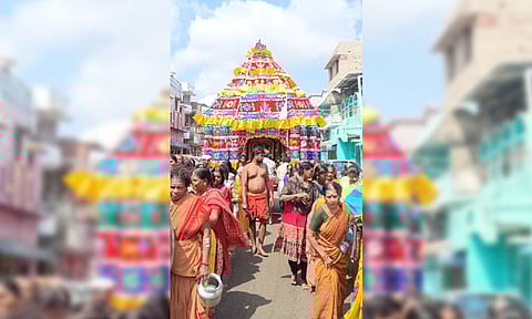 வடம் பிடித்து தேர் இழுத்த பெண்கள்