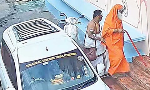 ரூ.1 லட்சம் கேட்டு அடம் பிடித்த சாமியார்கள்...பயந்து போன பெண் செய்த காரியம்