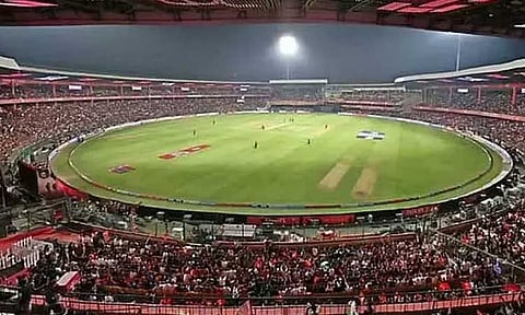 ஆர்சிபி வெற்றிக் கொண்டாட்ட நெரிசலில் உயிரிழந்தவர்களின் நினைவாக மைதானத்தில் 11 காலி இருக்கைகள்