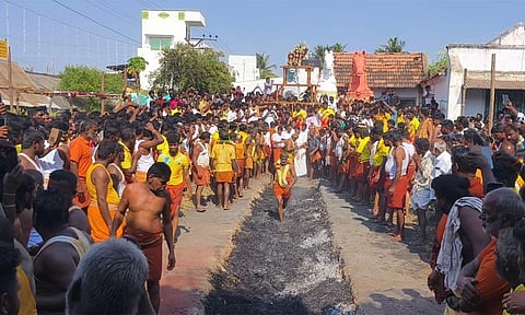 பக்தர்கள் தீமிதித்த காட்சி