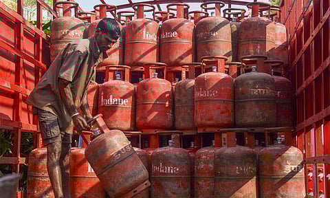 வீட்டு உபயோக சிலிண்டரின் எடை 10 கிலோவாக குறைக்கப்படுகிறதா? மத்திய அரசு விளக்கம்