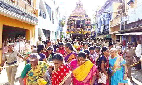 நெல்லை டவுன் கரியமாணிக்க பெருமாள் கோவிலில் நடைபெற்ற தேரோட்டம்