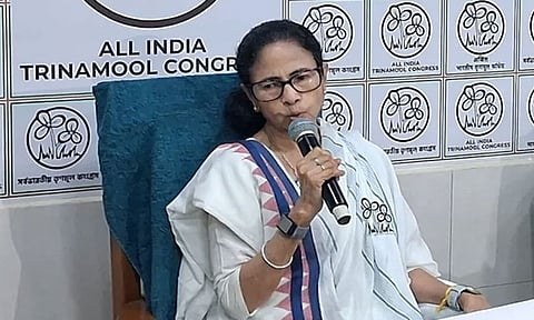 நாடாளுமன்றத்திற்கு பதிலாக அரங்கில் அனைத்து கட்சி கூட்டம் ஏன்? மம்தா பானர்ஜி கேள்வி
