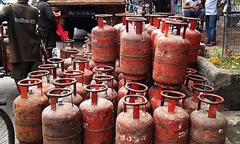 டெல்லியில் 459 கேஸ் சிலிண்டர்கள் பறிமுதல்