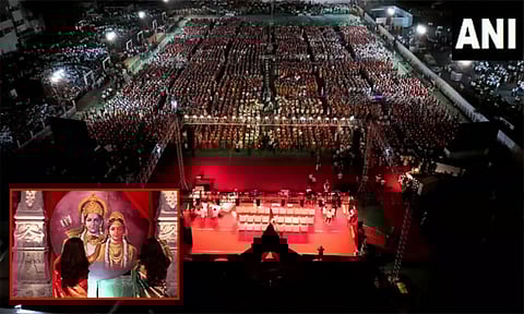 உலக அமைதிக்காக 4,900 பேர் மகா ஆரத்தி எடுத்து கின்னஸ் சாதனை
