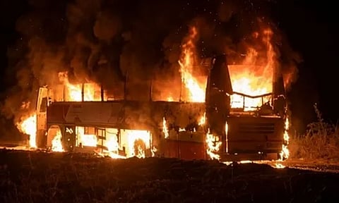 ஆந்திராவில் தனியார் பஸ் தீப்பிடித்து எரிந்தது:  10 பேர் பலியான சோகம்