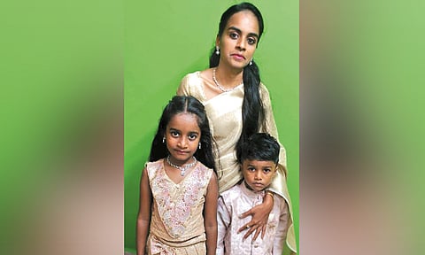 காஞ்சிபுரம்: 2 குழந்தைகளுடன் கிணற்றில் குதித்து தாய் தற்கொலை- போலீசார் விசாரணை