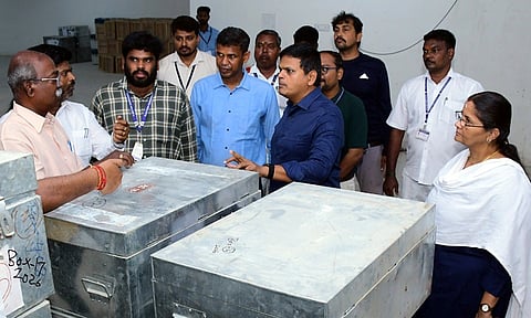 சட்டமன்றத் தொகுதி வாரியாக வாக்குப்பதிவு இயந்திரங்கள் அனுப்புதல் - சென்னை மாநகராட்சி ஆணையாளர் ஆய்வு