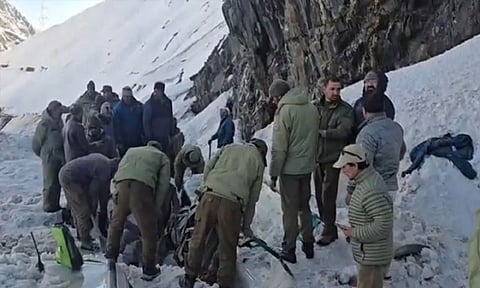 
லடாக்கில் பனிச்சரிவு:  7 பேர் பலி; பல வாகனங்கள் புதைந்தன