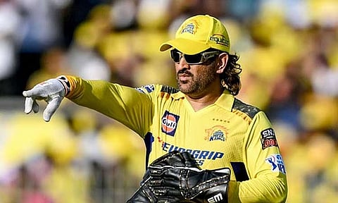 தோனி ஒரு மாதத்திற்கு விளையாடமாட்டார் என தகவல்