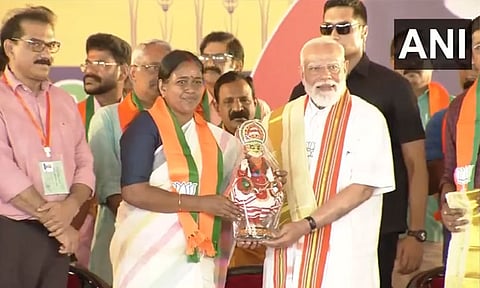 கேரள பாரம்பரிய வேட்டி அணிந்து மேடையில் தோன்றிய பிரதமர் மோடிக்கு சிறப்பான வரவேற்பு