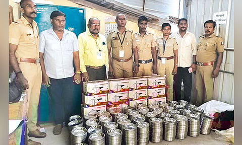 விசில் சின்னம் பொறித்த ஆயிரக்கணக்கான தட்டுகள், குக்கர்கள் பறிமுதல்: த.வெ.க. நிர்வாகிக்கு போலீஸ் வலைவீச்சு