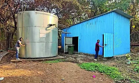 எல்.பி.ஜி.சிலிண்டர் தேவையில்லை: இயற்கை முறையில் எரிவாயு உற்பத்தி - அசத்தும் குஜராத் கல்வி நிறுவனம்