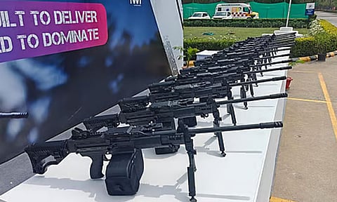 இந்திய ராணுவத்துக்காக அதானி நிறுவனம் தயாரித்த துப்பாக்கிகள்