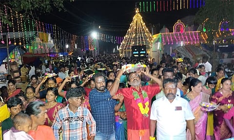 பூத்தட்டுகளை சுமந்தபடி ஊர்வலமாக வந்த பக்தர்கள்