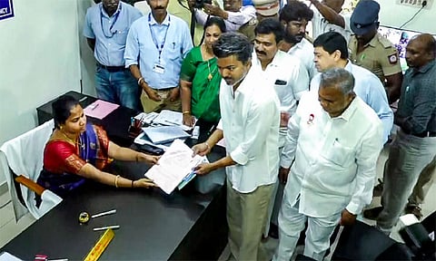 விஜயின் சொத்து மதிப்பு எவ்வளவு தெரியுமா?  வேட்பு மனுவில் வெளியானது முழு சொத்து விவரம்