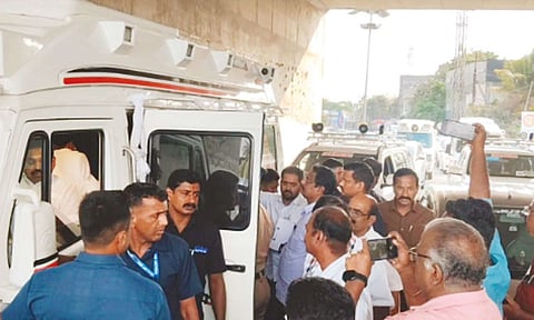 எடப்பாடி பழனிசாமி பிரசார வேனில் தேர்தல் பறக்கும் படை அதிகாரிகள்  சோதனை