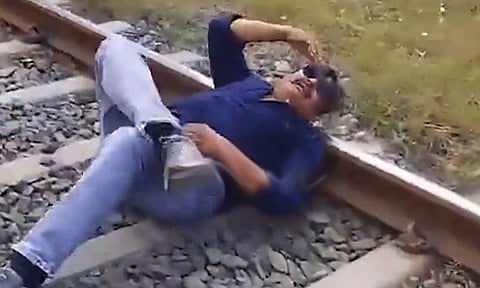 தண்டவாளத்தில் தலை வைத்து படுத்த மன்சூர் அலிகான்.! நூதன பரப்புரை
