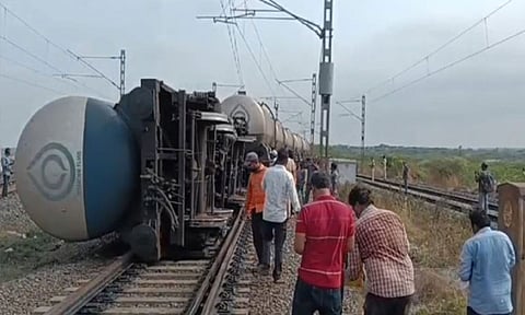 விஜயவாடா-சென்னை சரக்கு ரெயில் தடம் புரண்டு விபத்து
