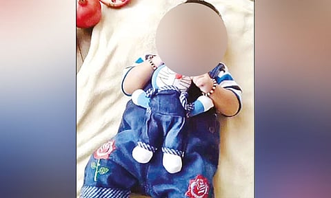 செம்பருத்தி பூவின் காம்பு தொண்டையில் சிக்கி 7 மாத ஆண் குழந்தை உயிரிழப்பு