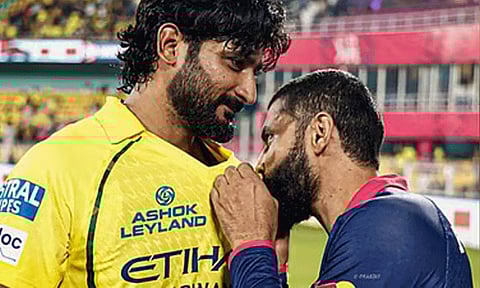 சென்னை சூப்பர் கிங்ஸ் லோகோவை முத்தமிட்ட ஜடேஜா
