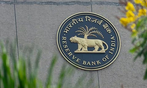 செல்போன் எண் போல், கணக்கு எண்ணை மாற்றாமல் வங்கியை மாற்றும் வசதி: ரிசர்வ் வங்கி பரிசீலனை