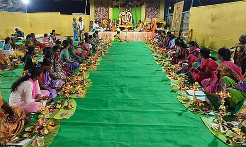 குத்துவிளக்கு பூஜையில் பங்கேற்ற பெண்கள்