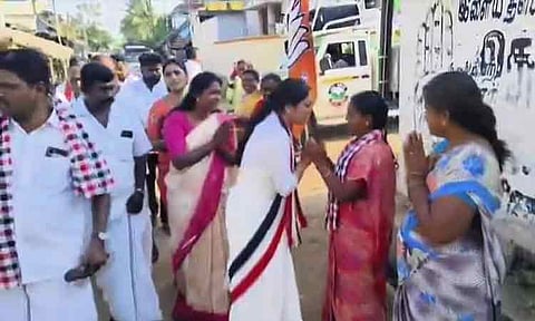 ஜெயலலிதாவை போன்று உடை அணிந்து பிரசாரம் செய்த அ.தி.மு.க. வேட்பாளர்!