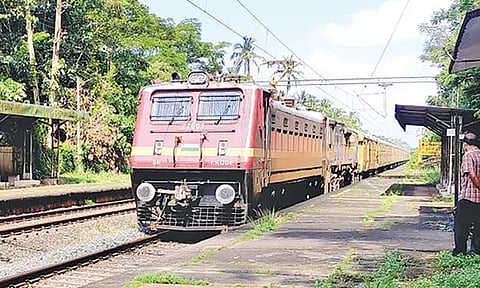 நெல்லை-மேட்டுப்பாளையம் சிறப்பு ரெயில் சேவை நீட்டிப்பு: தெற்கு ரெயில்வே அறிவிப்பு