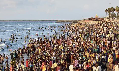 திருச்செந்தூர் கடலில் புனித நீராடுவதற்காக திரண்டிருந்த பக்தர்கள்