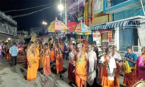 எடப்பாடி அருள் ஞான பாலமுருகன் கோவிலுக்கு காவடி சுமந்து வந்த பக்தர்கள்