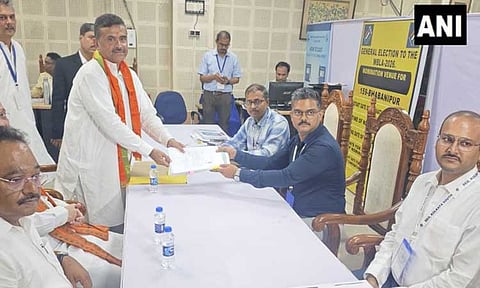 மேற்கு வங்காளம் சட்ட சபை தேர்தல்:  பவானிபூரில் சுவேந்து அதிகாரி வேட்பு மனு தாக்கல்