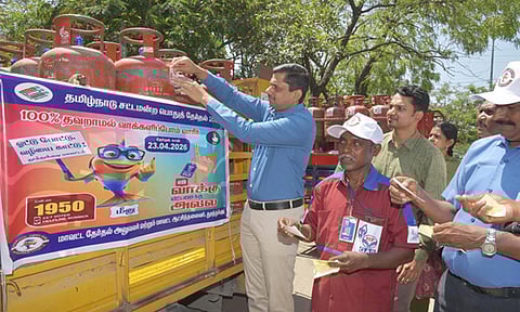 100 சதவீதம் வாக்குப்பதிவு; கேஸ் சிலிண்டர் மூலம் விழிப்புணர்வு: தூத்துக்குடி கலெக்டர் தொடங்கி வைத்தார்
