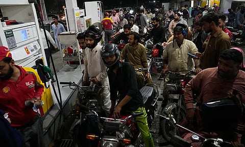 பாகிஸ்தானில் அதிரடியாக உயர்த்தப்பட்ட பெட்ரோல், டீசல் விலை 

