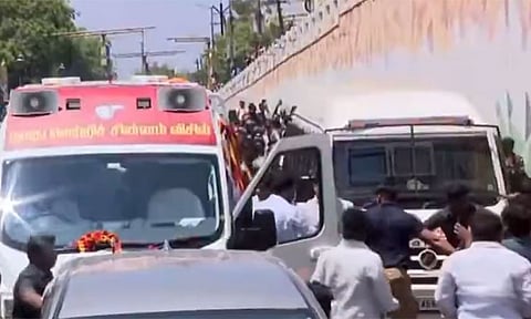 வேனை பின் தொடர்ந்து விபத்தில் சிக்கிய தம்பதி.. இறங்கி சென்று நலம் விசாரித்த விஜய்