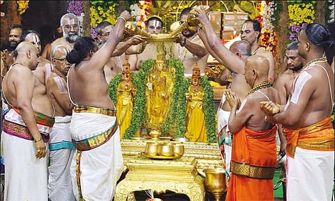 உற்சவர்களுக்கு சிறப்பு அபிஷேகம்