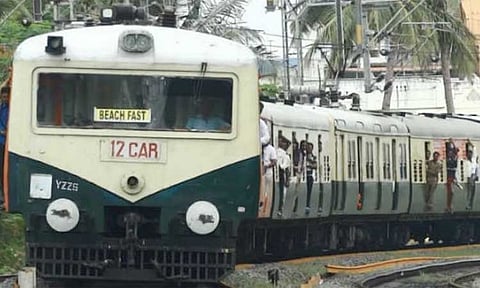 பயணிகளுக்கு மகிழ்ச்சியான செய்தி...எழும்பூரில் இருந்து நாளை அதிகாலை முதல் வழக்கமான ரெயில் சேவை