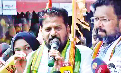 கம்யூனிஸ்ட் கட்சிக்கு ஓட்டுபோட்டால் பாஜக வலிமை பெறும்: ரேவந்த் ரெட்டி 