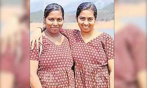 ஒரே நேரத்தில் அரசு வேலை பெற்று இரட்டை சகோதரிகள் அசத்தல்